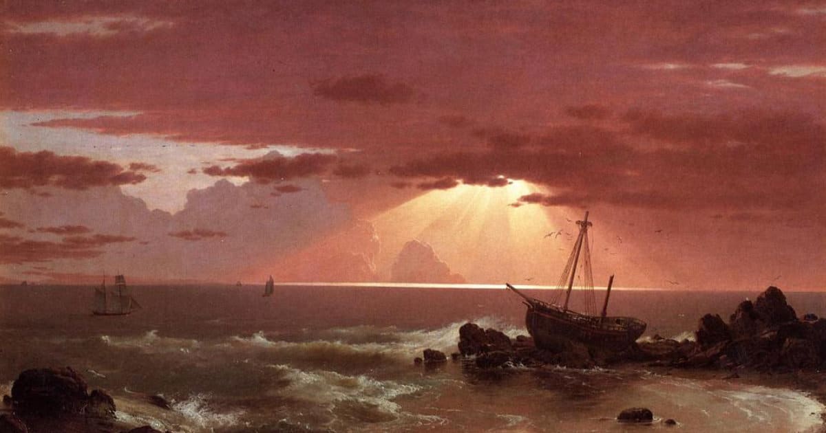 La luce irrompe tra le nuvole su un vascello arenato.