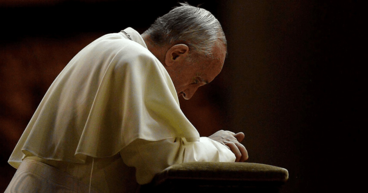 Papa Francesco in preghiera