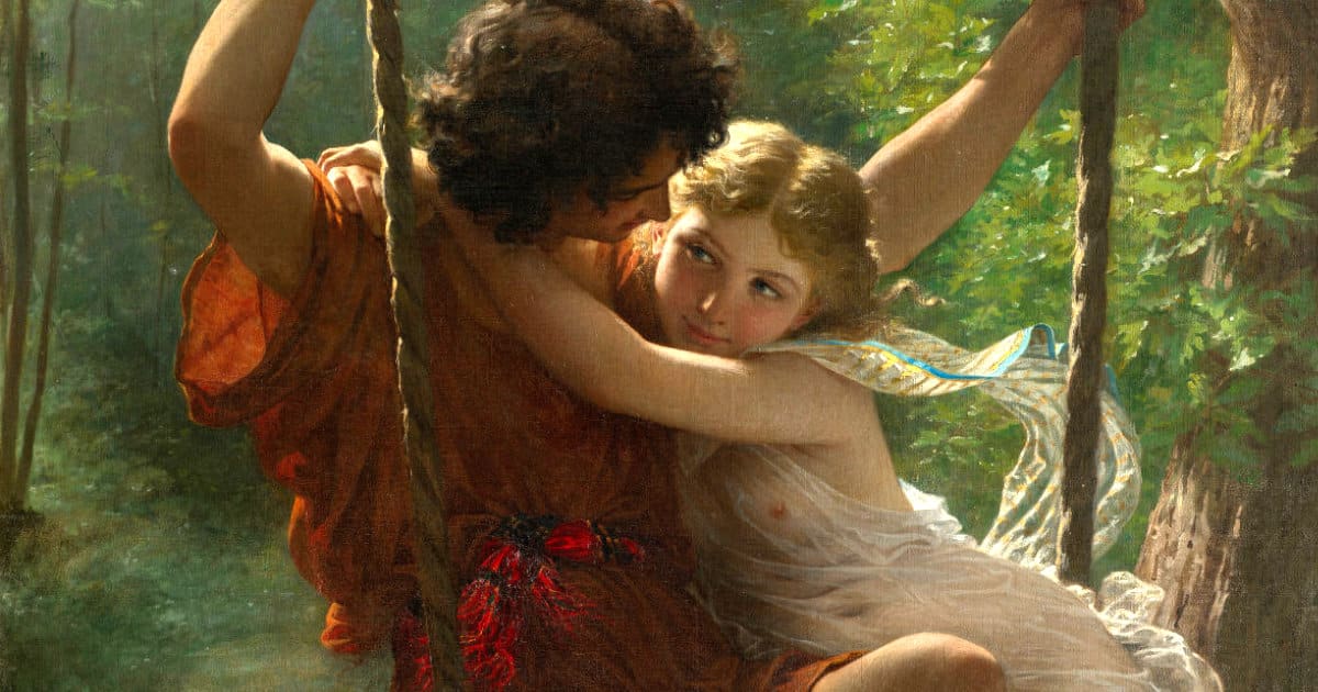 Due giovani innamorati si guardano dolcemente, dondolandosi su di una altalena immersa in un contesto arcadico.